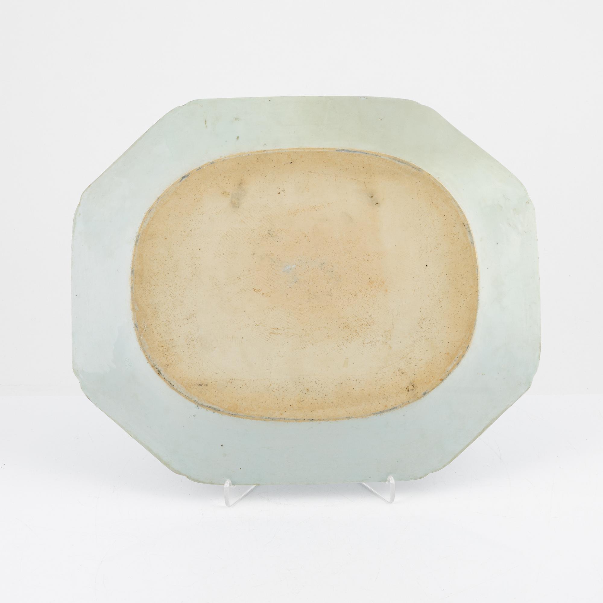 A Chinese blue and white porcelain charger, Qing dynasty, Qianlong (1736-95).