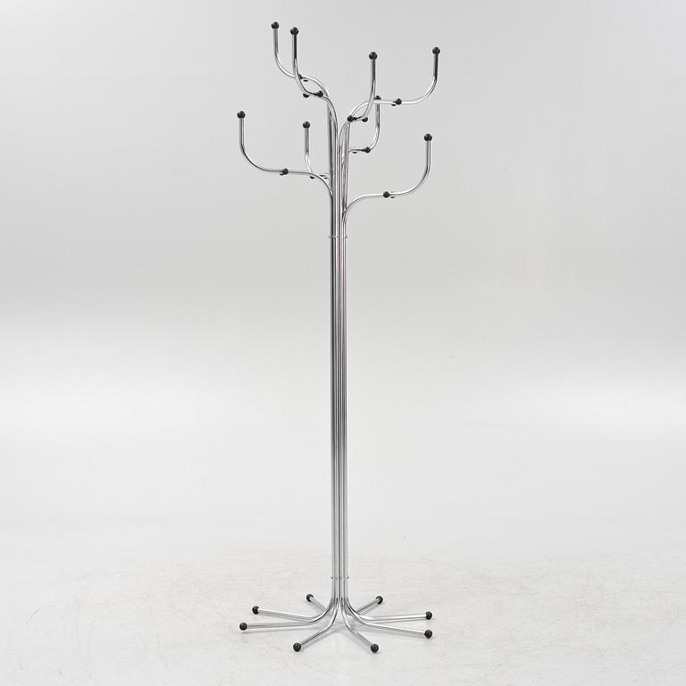 Sidse Werner, tamburmajor, "Coat Tree", Fritz Hansen, Danmark.