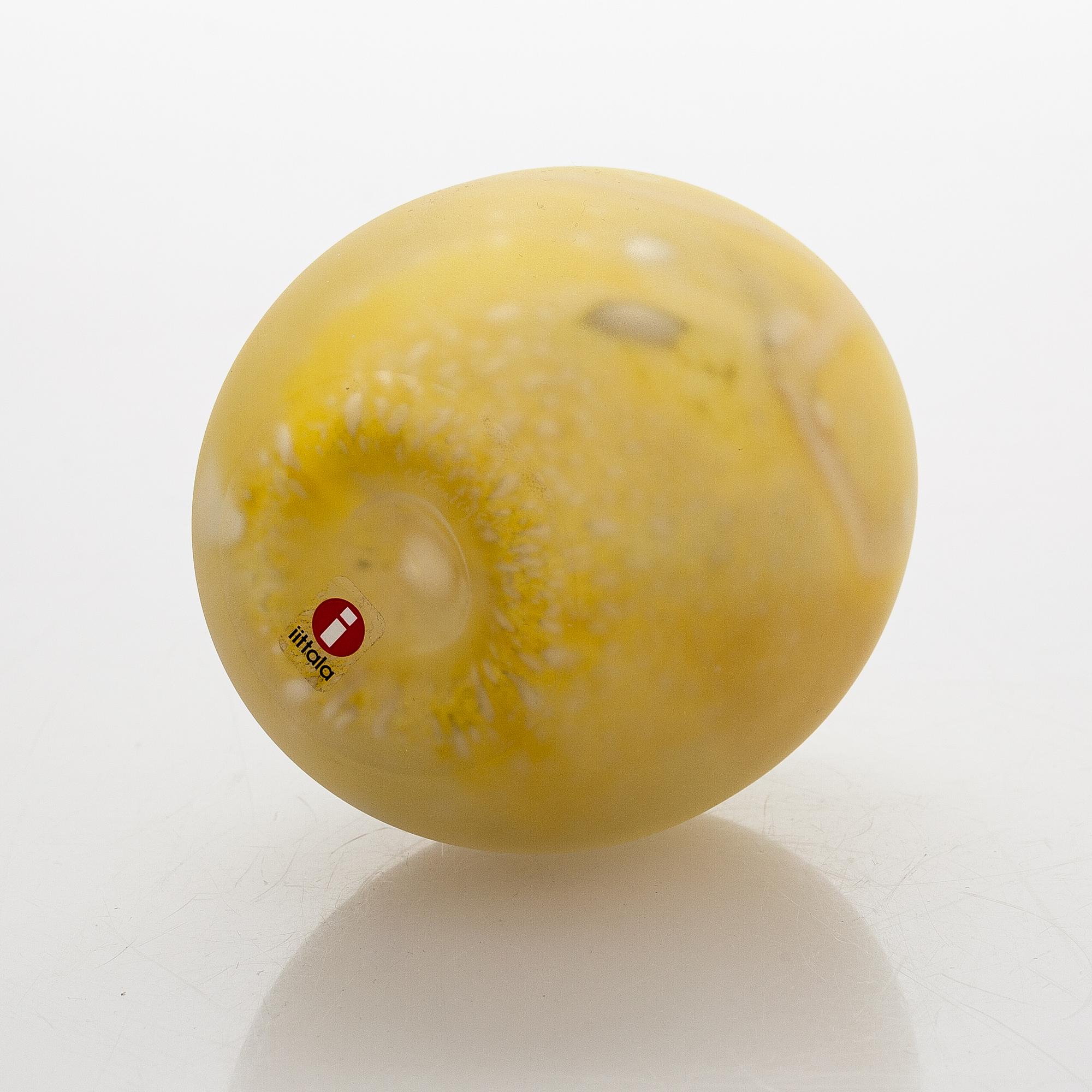 Oiva Toikka, annual glass egg 2006, signed O. Toikka Nuutajärvi.