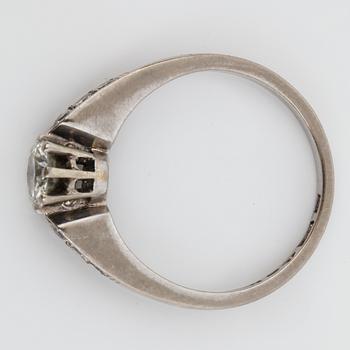 RING, vitguld 18K, diamanter på totalt ca 0,62 ct. Stockholm 1963. Vikt ca 4 gram.