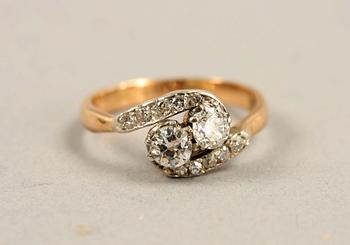 RING, 18K, 2 st gammelslipade diamanter samt små diamanter.