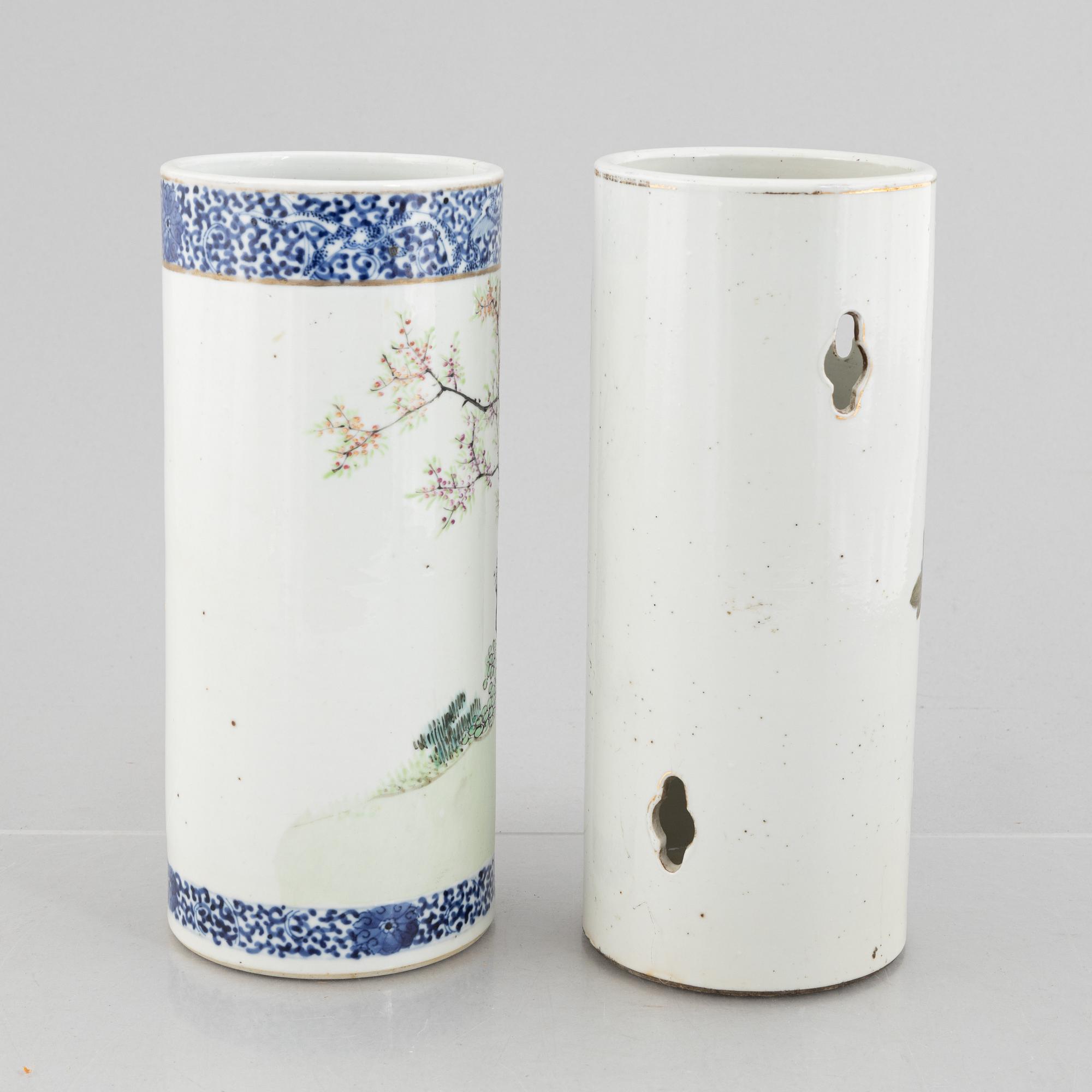 A Chinese porcelain brushpot and a hatstand, first part of the 20th century.