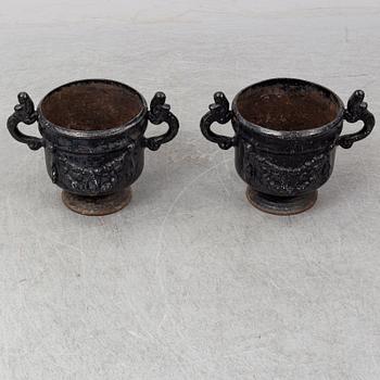 TRÄDGÅRDSURNOR, ett par, gjutjärn, Stavsjö Bruk.