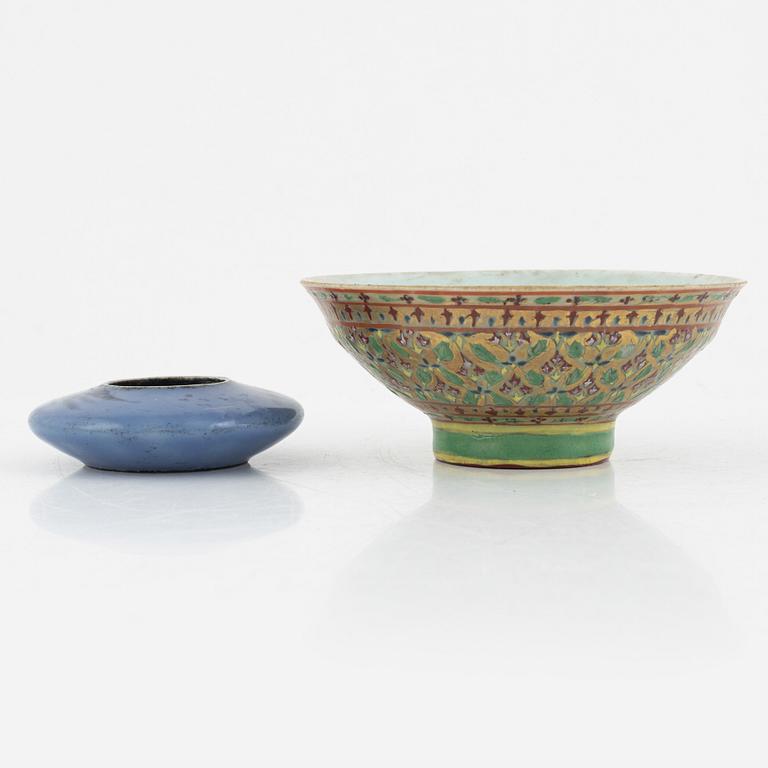 A Chinese porcelain brush washer, and a Bencharong bowl, Qing dynasty (1644-1912).