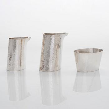 Pekka Piekäinen, a three-piece sterling silver serving set, marked PP, Platinoro, Turku 2000s.