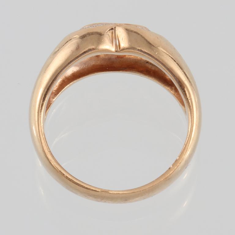 RING, 18K guld med briljantslipade diamanter 0.15 ct, troligtvis Hans Strömdahl, Stockholm. Vikt 6,0 gram.