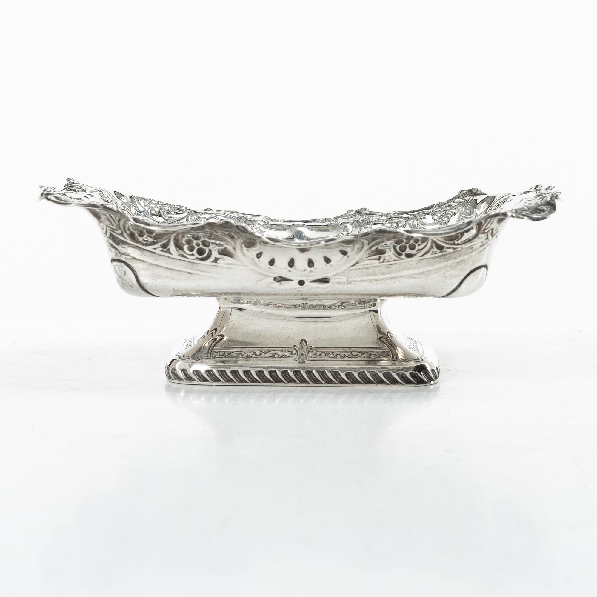 An English silver bowl, mark of John Round & Son Ltd, Sheffield, 1897.
