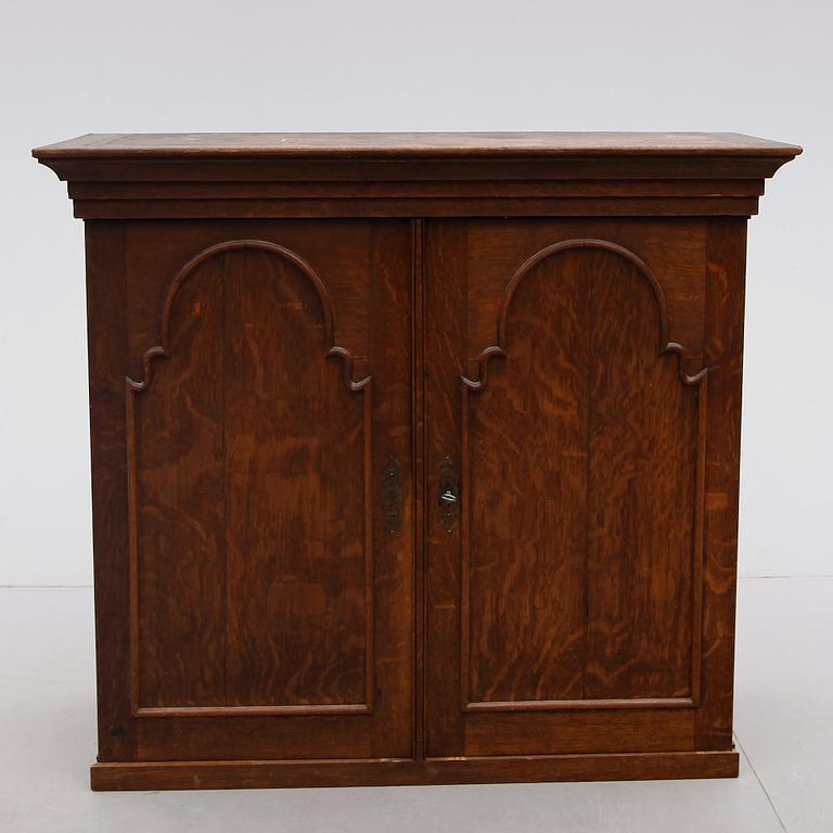 ÖVERSKÅP, ek, 1700-tal.