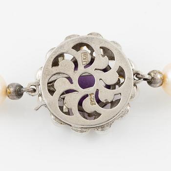Pärlcollier med odlade pärlor, silverlås med cabochonslipad ametist.