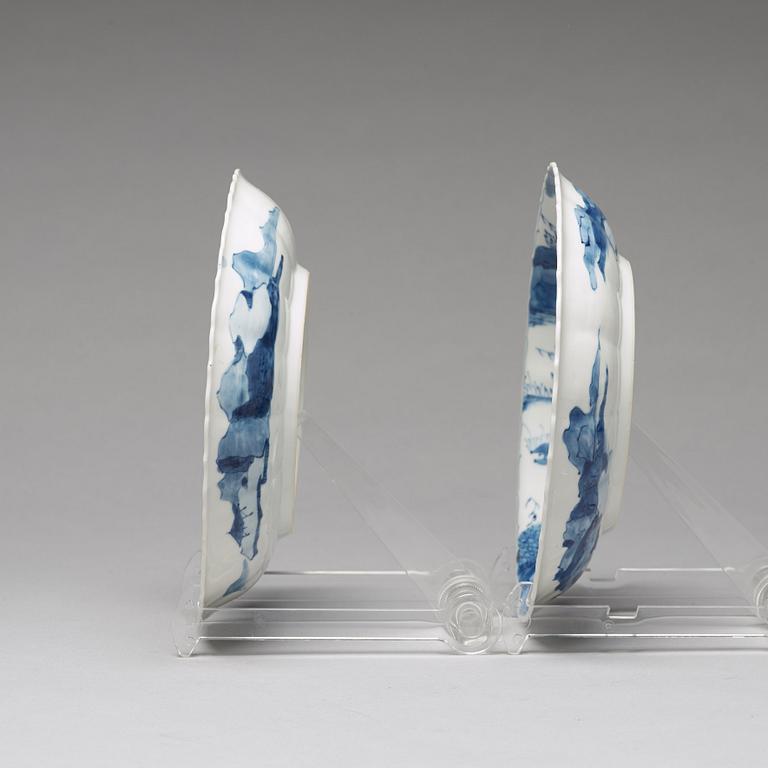 A pair of blue and white shallow plates, Qing dynasty, Kangxi (1662-1722).