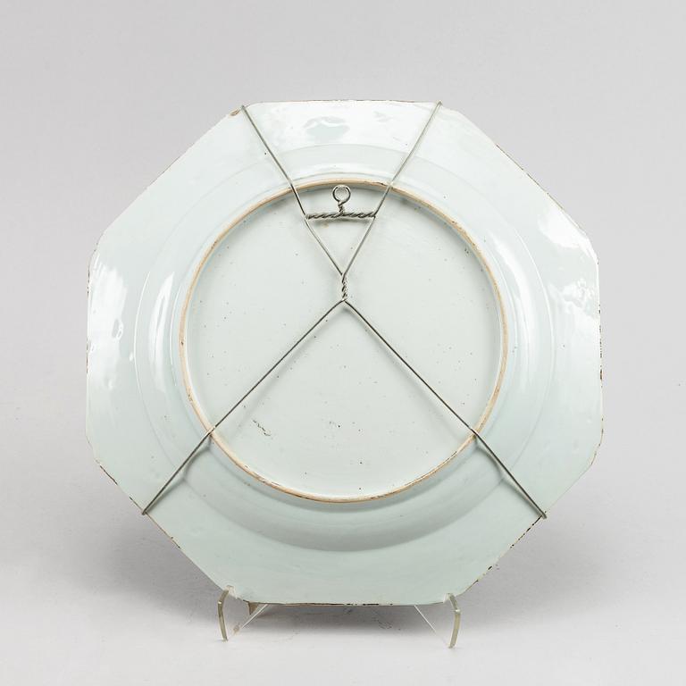 A blue and white serving dish, Qing dynasty, 18th Century.