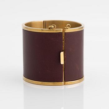 Céline, armring, guldfärgad metall och skinn.