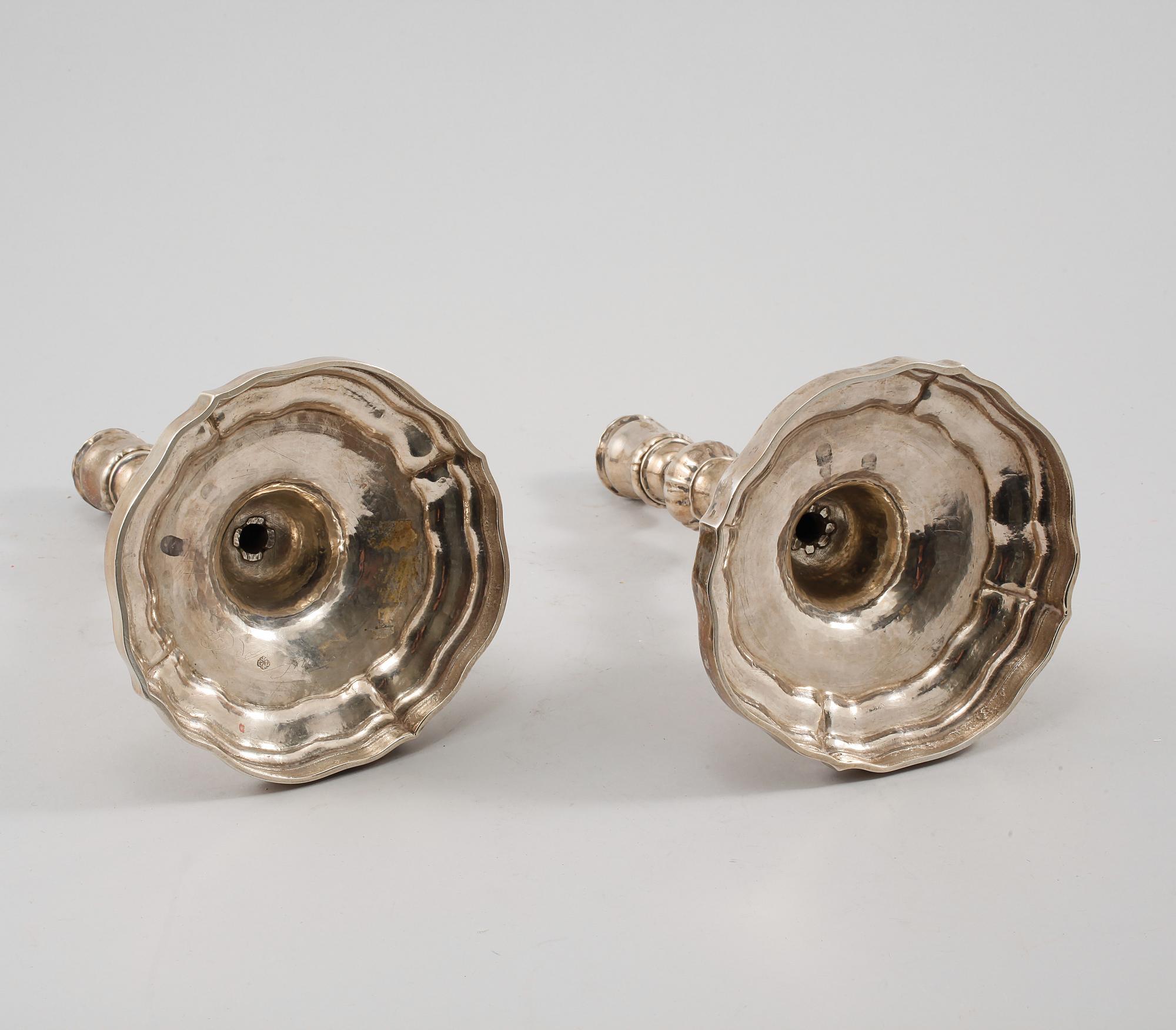 LJUSSTAKAR, ett par, Louis XV-stil, nysilver, omkring sekelskiftet 1900.