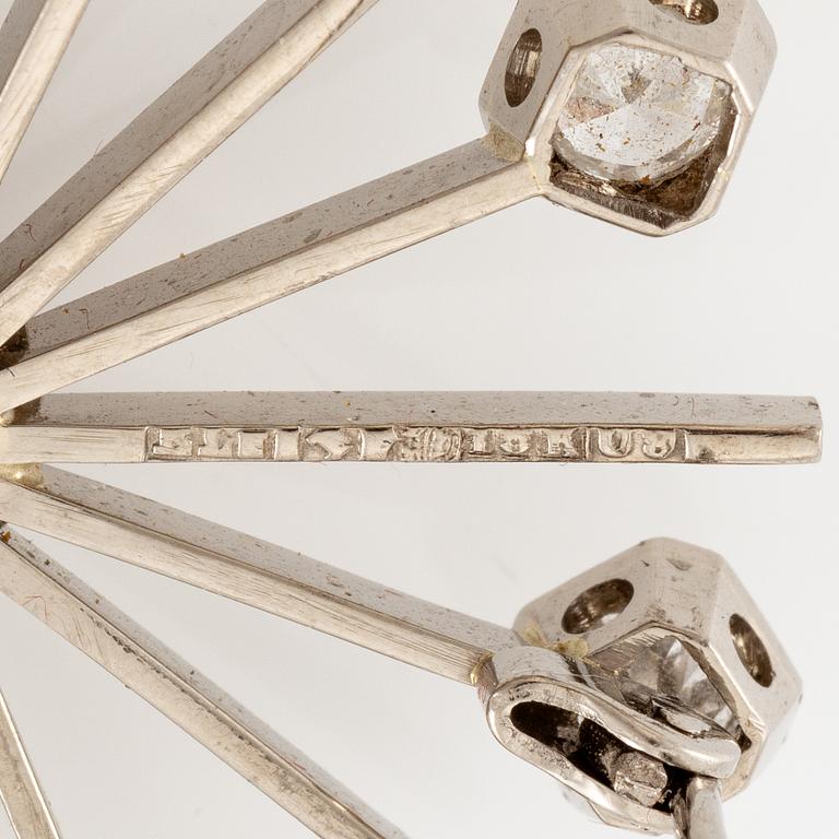 Brooch 18K white gold set with round brilliant-cut and octagonal-cut diamonds.