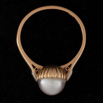 RING och ÖRHÄNGEN, 18K guld, pärlor, diamanter. Vikt totalt ca 7,2 g.