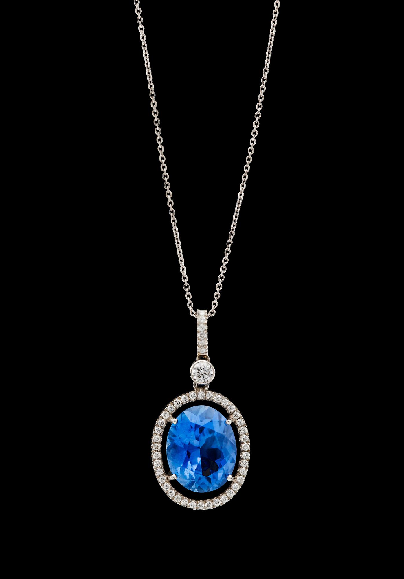 HÄNGSMYCKE, fasettslipad blå safir, 4.70 ct med briljantslipade diamanter, tot. ca 0.60 ct.
