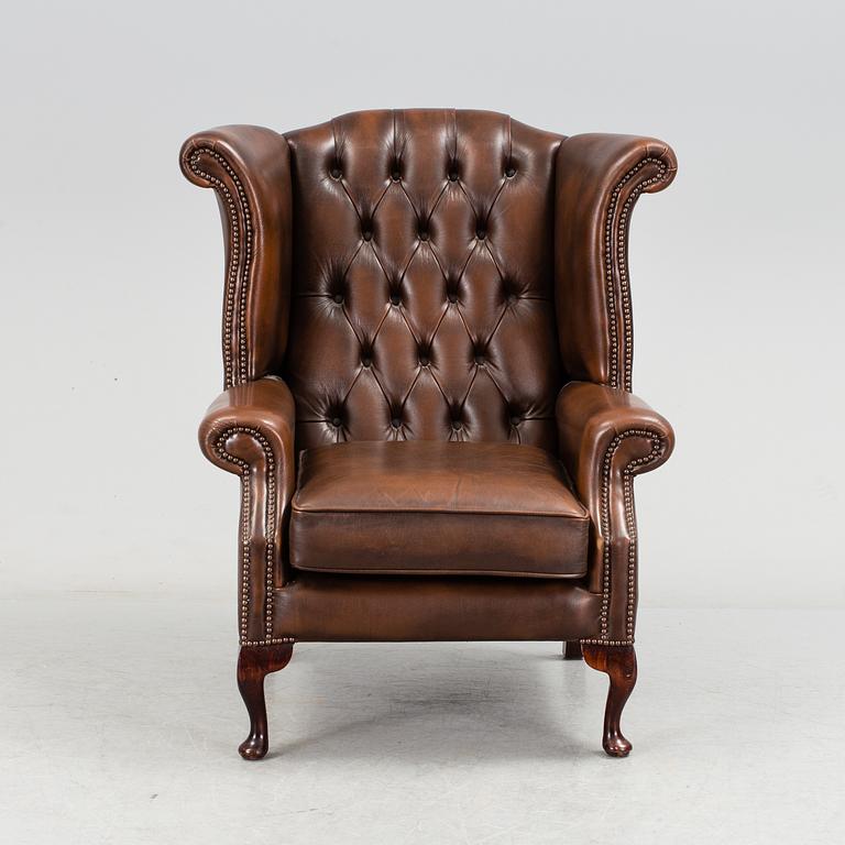 FÅTÖLJ, Chesterfield-modell, modern tillverkning.