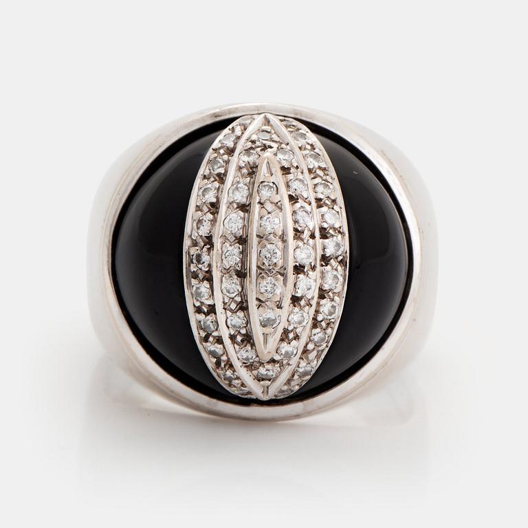 Ring 18K vitguld med onyx samt runda briljantslipade diamanter.
