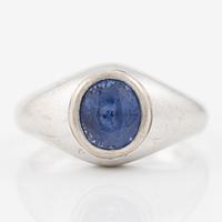 Ring 18K vitguld med ovalslipad safir ca 1.50 ct.