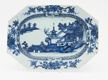 30. STEKFAT, porslin, Qing dynastin, Qianlong (1736-95).