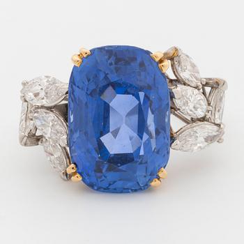 835. A RING set with a cushion-cut sapphire.