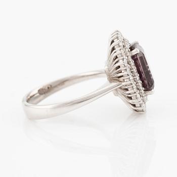 Ring 18K guld med en fasettslipad lila turmalin och runda briljantslipade diamanter.