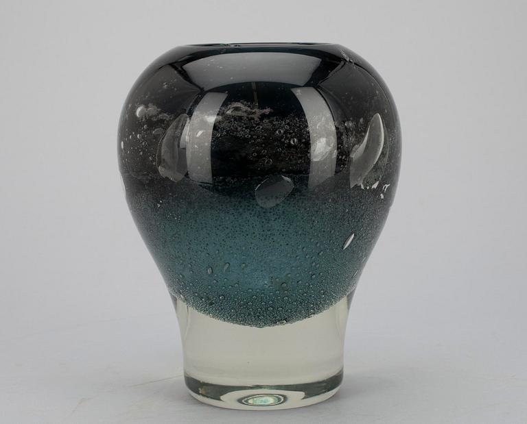 VAS/GLASSKULPTUR, sign. Heikki Orvola, Nuutajärvi Notsjö. 1900-talets senare hälft.