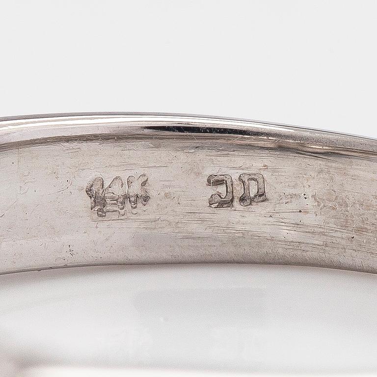 Ring, 14K vitguld med kuddslipad modifierad diamant.