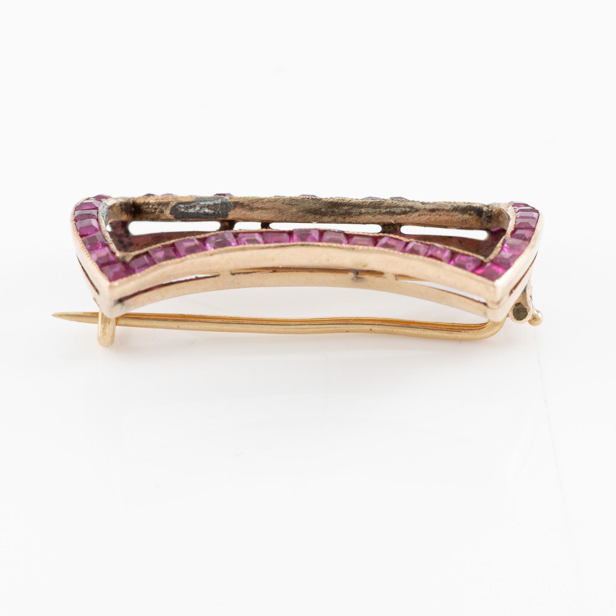 Två broscher 18K guld med pärlor och rosa stenar.