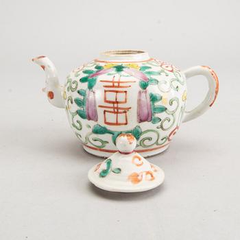 A Chinese 18th century  tea-pot, vase and mug  pocelain.