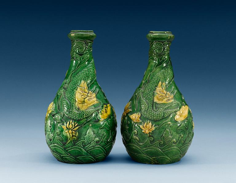 A pair of Ming style vases, Qing dynasty (1644-1912).