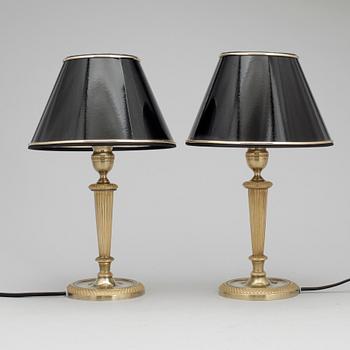 Empire · LJUSSTAKAR / BORDSLAMPOR, ett par, mässing, empirestil, 1800-talets andra hälft.