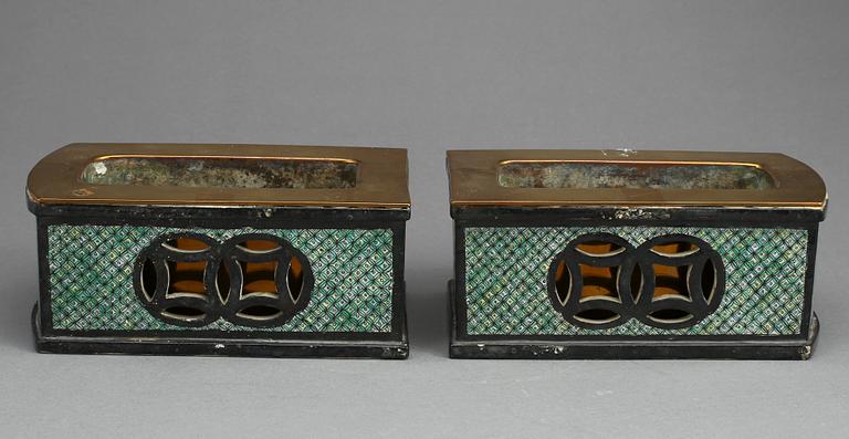 SOCKLAR MED INSATS FÖR BLOMMOR, porslin, Kina, 1800-tal.