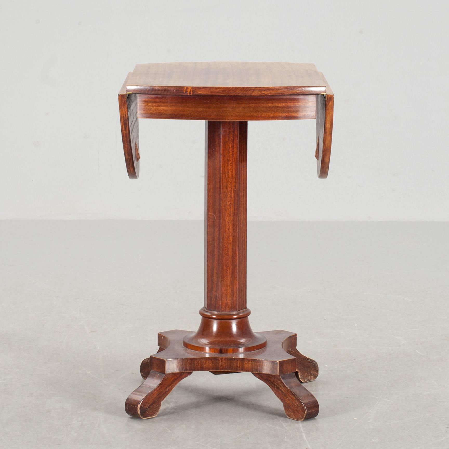 KLAFFBORD, Märkt Nordisk Kunst & Möbeletablissement Rasmus Nielsen, Bär datum "16/12-11". 1911.