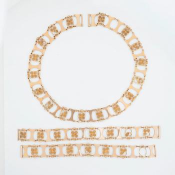GARNITYR bestående av collier samt två armband med ljusblå emalj samt filigranarbete. Empire.