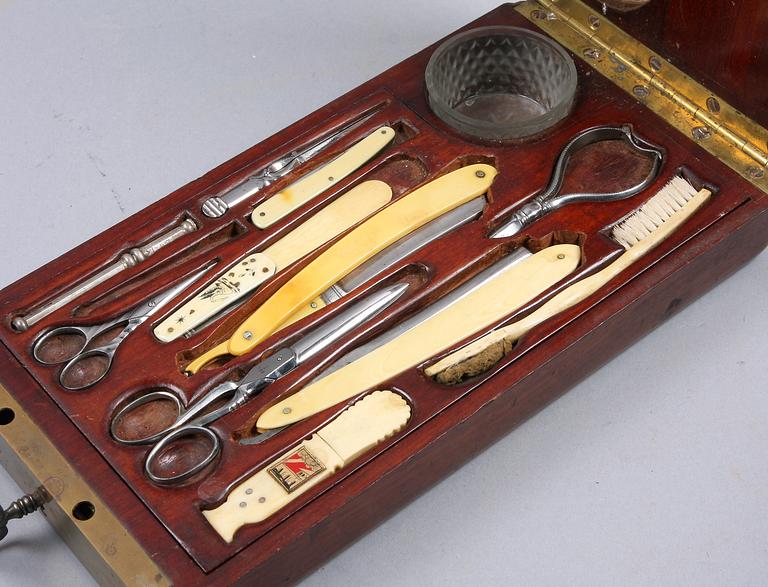 RESENECESSÄR, 1800-tal.