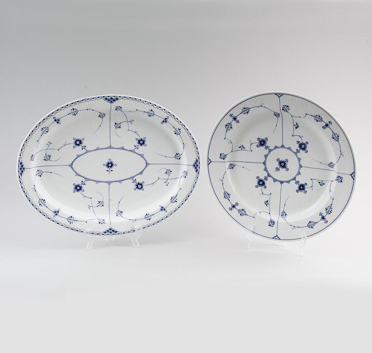 SERVERINGSFAT, 2 st, porslin, "Musselmalet", Royal Copenhagen.
