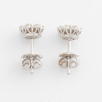 Örhängen med briljantslipade diamanter.