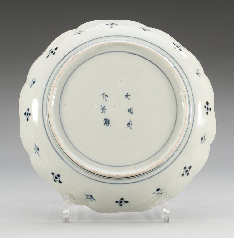 SKÅLFAT, porslin. Japan, Meiji. Med Ming märke.