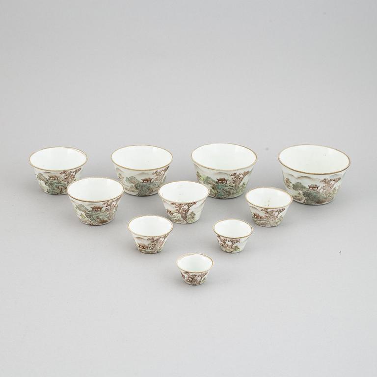 A set of ten famille rose bowls, early 20th century.