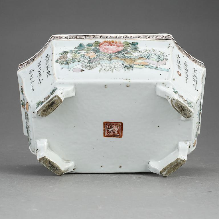 YTTERFODER, porslin, Kina, 1900-tal.