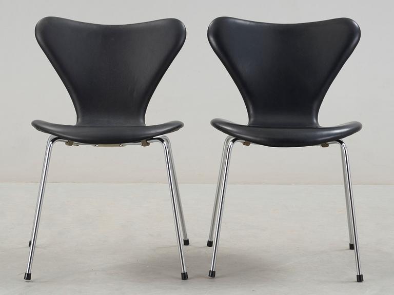 STOLAR, ett par, "Sjuan", Arne Jacobsen, Fritz Hansen, formgiven 1955.