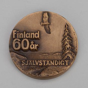 MEDALJ, brons, "Finland 60 år". Signerad L. Hyppönen -77.