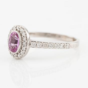 Ring in 14K gold with a pink faceted sapphire and round brilliant-cut diamonds.