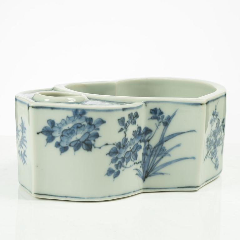 Tekök/ställ, porslin, Japan, sen Meiji/Taishō, tidigt 1900-tal.