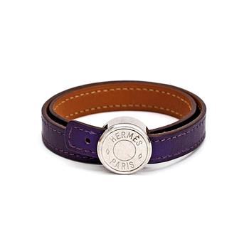 HERMÈS, a purple leather "Looping double tour" bracelet.