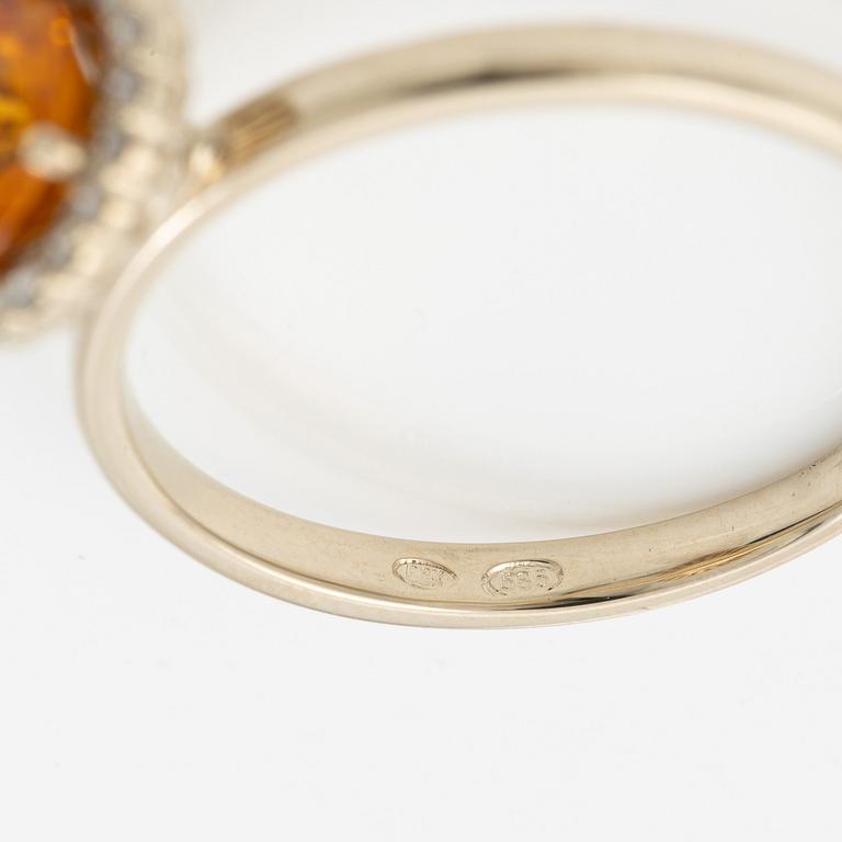 Ring 14K gold with citrine and brilliant-cut diamonds.