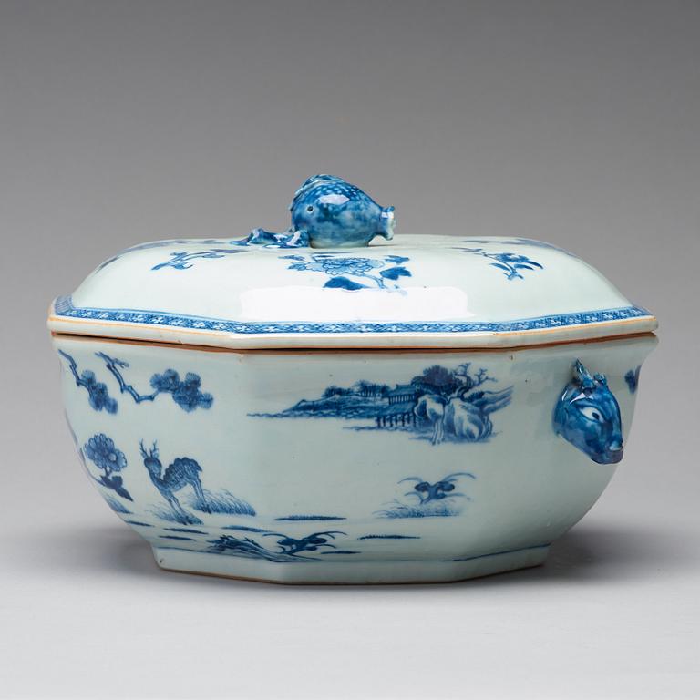 A blue and white tureen with cover and stand, Qing dynasty, Qianlong (1736-95).