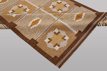 Ingegerd silow, a flat weave carpet, signed IS, ca 228 x 167 cm.