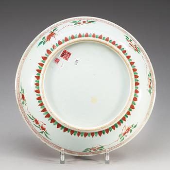 A wucai dish, Qing dynasty, Kangxi (1662-1722).